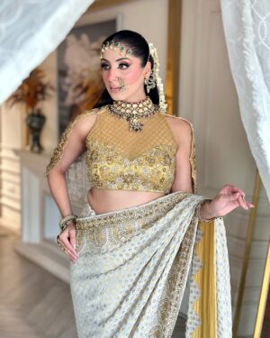 Aanchal Sawhney Mahajan Instagram - Some looks touch your heart and this one is amongst them , the combination of ivories and gold in a beautiful saree with such gorgeous make up is on the top list designs of 2025/26 brides to be 💫

Designer @kaynaatbyaanchalsawhney 
Make up @makeupbygargidhingra 
Jewellery @raabtabyrahul 
Ear accessory @vaidaan.official 
WE DELIVER WORLDWIDE 

#bridestobe #worldwidedelivery #worldwideshipping📦✈️ #onlineshop #onlineshoppers #shoponlinenow #chinashopping #shopsydney #shopdubai #dubaionlineshopping #onlinebusinesses #designersareesusa #designersareesdelhi