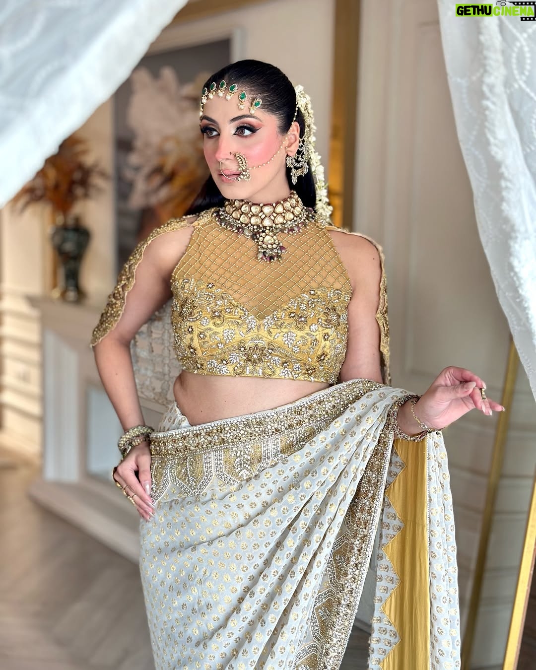 Aanchal Sawhney Mahajan - 466 Likes - Some looks touch your heart and this one is amongst them , the combination of ivories and gold in a beautiful saree with such gorgeous make up is on the top list designs of 2025/26 brides to be 💫

Designer @kaynaatbyaanchalsawhney 
Make up @makeupbygargidhingra 
Jewellery @raabtabyrahul 
Ear accessory @vaidaan.official 
WE DELIVER WORLDWIDE 

#bridestobe #worldwidedelivery #worldwideshipping📦✈️ #onlineshop #onlineshoppers #shoponlinenow #chinashopping #shopsydney #shopdubai #dubaionlineshopping #onlinebusinesses #designersareesusa #designersareesdelhi