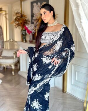 Aanchal Sawhney Mahajan Instagram - THE WEDDING SOIRÉE by Aanchal Sawhney 💫

Designer @kaynaatbyaanchalsawhney 
Make up @makeoverbyshagunchadda 
Hair @hairbyvinodhairstylist 

WE DELIVER WORLDWIDE 

#Worldwidedelivery #worldwideshipping #worldwideshipping📦✈️ #worldwideshipping🌎 #onlineshopindo #weddingdress #shipping #shippingonline #fashion #fashiongram #fashiondesigner #designerwear #hautecouture #onlinebusinesses #london🇬🇧 #australiagram #canada🇨🇦 #shopcanada #shopusa #dubaï #dubailuxuryliving #dubaishoppingfestival #dubaishoppingonline