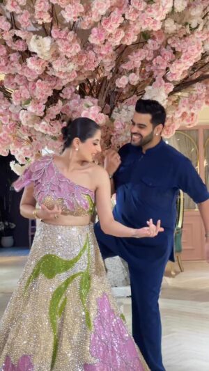 Aanchal Sawhney Mahajan Instagram - Jugalbandi with my fav @kaynaatbyaanchalsawhney 
.
Me Wearing: @fashionterminalexclusive 
She’s wearing: @kaynaatbyaanchalsawhney