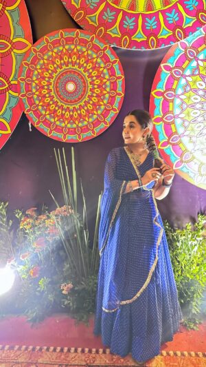 Aanchal Shah Instagram - ąŖ®ąŖ¾ąŖ¤ąŖ¾ąŖą« ąŖ¶ąŖą«ąŖ¤ąŖæ ąŖąŖŖą« ąŖą«šš»ā„ļøāØ
Wearing @hetaan_creation (Ghar ni brandš)
Styled by @hetalshah3112 (Mummyš)
Hair by @glitzandglammakeover (ketla sundar panš)
#Navratri2025 #AanchalShah
