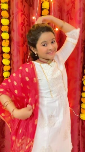 Aaradhya Chandra Instagram - Wishing everyone a sparkling Diwali filled with joy and festive vibes! 🌟✨ Hope you enjoyed the dance as much as I loved performing it! 
#DiwaliVibes #DanceCelebration #FestiveFun
 
Loving this beautiful kurta from @barkatdesigningplanet ! It’s a must-have for every little fashionista. So cute and comfy! 😍👗 #KidsStyle #BarkatDesigns #FashionInspo

Mua- @makeoverwithtara_raam 
.
.
.
 ( dance, viral,Hindi , festive, )