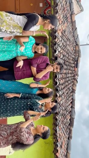 Aaradhya Chandra Instagram - Gangs of #vasudevakutumba ❤️
Here’s some fun in the sets 😋
Entertaining you all on & off screen both😁
Hope you all are enjoying our show! ✨
Let us know in comment section how’s our serial going 🙌🏼

#actor #actors #starsuvarna #serial #kannada #vasudevakutumba #artistsoninstagram #artist #artistoninstagram