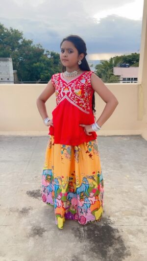 Aaradhya Chandra Instagram - “Gowri Ganesha habbada shubhashayagalu”

O pillaga venkati….

This beautiful dress by @arnees_couture 💛. They have best designs at unbeatable prices. Please check out their page and do order.

MUA - @usha_manjuu
 @make_overbyusha 

#aaradhyanchandra #childartist #reels #trending #telugusongs #trendingfolksongs #janapadam #melody #beautiful #dress #kfi