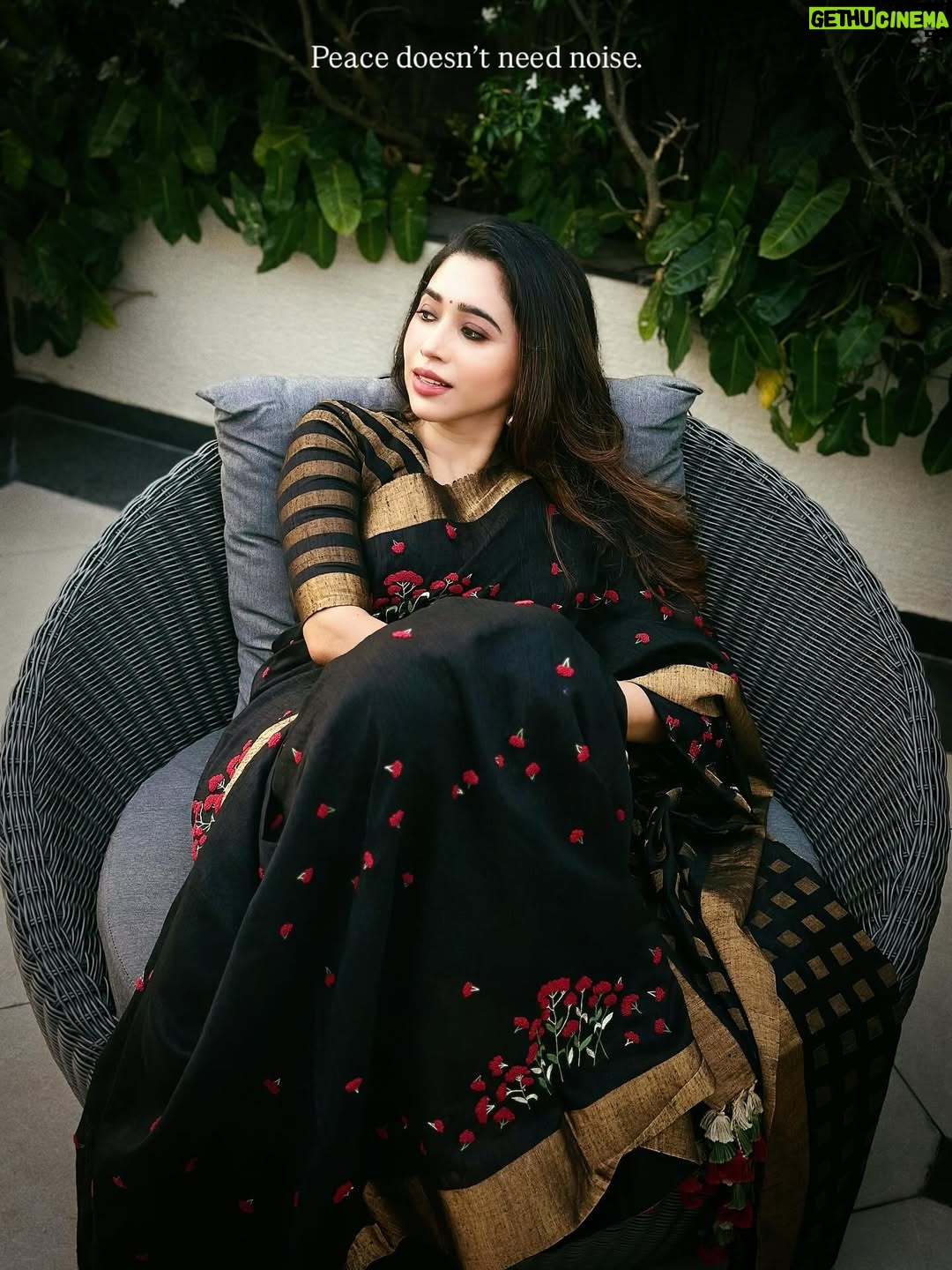Aarthi - 471K Likes - இதயத்தில் ஏதோ ஒன்று… 🌿🖤

Some evenings —
a sunset among a few growing things,
two arms that hold on tight,
a heart that stays close without words…
the quiet kind of love that makes everything feel whole.