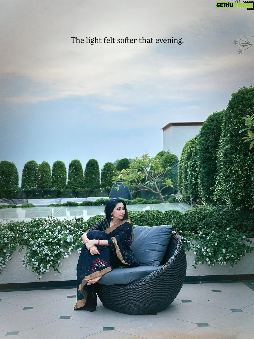 Aarthi - 471K Likes - இதயத்தில் ஏதோ ஒன்று… 🌿🖤

Some evenings —
a sunset among a few growing things,
two arms that hold on tight,
a heart that stays close without words…
the quiet kind of love that makes everything feel whole.