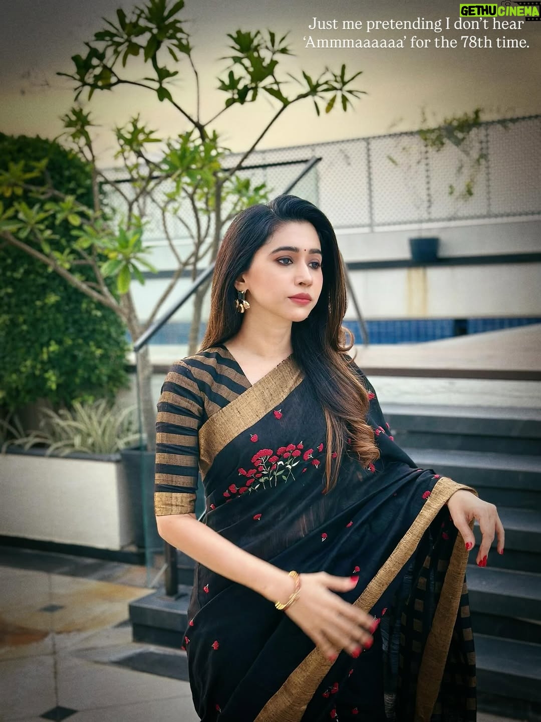 Aarthi - 471K Likes - இதயத்தில் ஏதோ ஒன்று… 🌿🖤

Some evenings —
a sunset among a few growing things,
two arms that hold on tight,
a heart that stays close without words…
the quiet kind of love that makes everything feel whole.