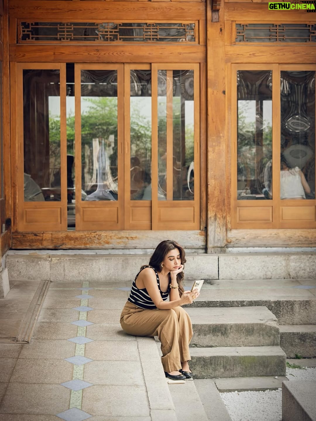 Aarthi - 337.2K Likes - Baring my S(e)oul… ✨
Not just in pictures, but in little truths I rarely share.

•	Travel is my therapy.
•	When I love, I love too hard.
•	Lays Spanish Tomato   Coca Cola  is my midnight guilty pleasure.
•	I don’t open up easily unless I’m truly close to you.
•	Sad dog reels make me cry.
•	Embarrassing my teen boys with hugs and kisses has  become my newfound joy.
•	My Ilayaraja Spotify playlist is my hidden treasure.
•	I take every word and everything to heart.
•	I am an introverted extrovert.
•	When the world feels too heavy, I find my calm in writing.
•	I whip up a badass crème brûlée.
•	Most days, you’ll catch me cuddled up watching 80s Tamil movies.
•	Friends reruns have been my white noise since my teens.
•	Give me snow-clad mountains & layered clothes over sandy beaches any day.

Not perfect, just honest. And that’s enough.