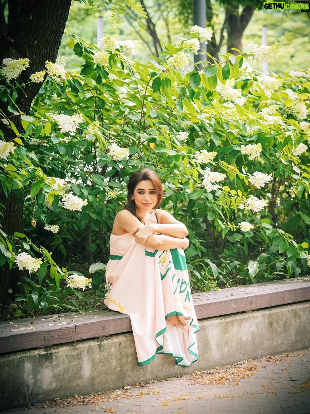 Aarthi - 337.2K Likes - Baring my S(e)oul… ✨
Not just in pictures, but in little truths I rarely share.

•	Travel is my therapy.
•	When I love, I love too hard.
•	Lays Spanish Tomato   Coca Cola  is my midnight guilty pleasure.
•	I don’t open up easily unless I’m truly close to you.
•	Sad dog reels make me cry.
•	Embarrassing my teen boys with hugs and kisses has  become my newfound joy.
•	My Ilayaraja Spotify playlist is my hidden treasure.
•	I take every word and everything to heart.
•	I am an introverted extrovert.
•	When the world feels too heavy, I find my calm in writing.
•	I whip up a badass crème brûlée.
•	Most days, you’ll catch me cuddled up watching 80s Tamil movies.
•	Friends reruns have been my white noise since my teens.
•	Give me snow-clad mountains & layered clothes over sandy beaches any day.

Not perfect, just honest. And that’s enough.
