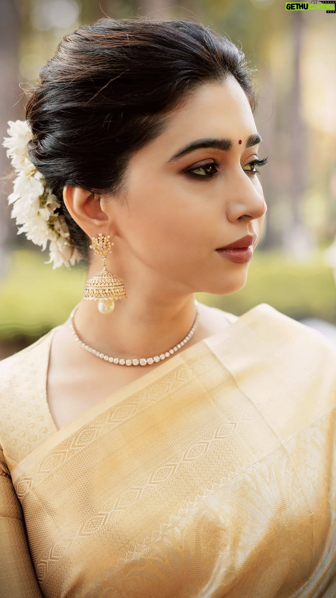 Aarthi - 182.9K Likes - A year ago feels like another lifetime. At the time of these photos, she was in her darkest moments, yet still found the strength to step out of her cocoon. Since then, her dreams have shifted, her priorities have changed, and the pain that once devoured her has faded into a distant echo.

Time erases versions and rewrites her in silence. That is why you will never meet the same her again—not even she will. That is not loss. That is growth. It is proof that she is never finished, always becoming.

To the women who feel lost at sea, she is often asked how she manages to remain strong through this circus. The truth is, just because she carries it well does not mean it isn’t heavy. One day, it may not sting as much—but even if it does today, that is okay. Until then, just keep swimming. 🐠