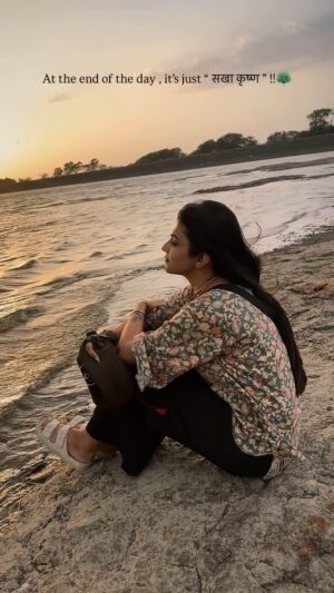 Aarti Chauhan Instagram - कृष्ण एव सर्वम् 🦚!!
#bhaktipathbyjiya🙏🏻 #spiritual
