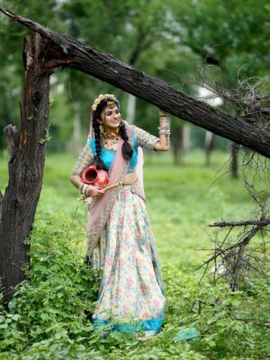 Aarti Chauhan Instagram - श्री राधे नाम्ना सुखम् अस्ति !! 🙇🏻♀️🦚🤍
आप लोगो को क्या लगता है मुझे सीरियल में राधा रानी का पात्र निभाने का मोका मिलेगा ?? या गुजराती फ़िल्म में ?🙈🤭
💄: @sidvaja_hair
🎥:- @manish_chauhan_photography
#bhaktipathbyjiya🙏🏻 #radhakrishnserial #radhakrishn #shreeradhe #radhe #radharaman #merovrindavan #gujratifilms #gujratifilmindustry #audition #gujratimovieaudition