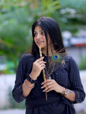 Aarti Chauhan Instagram - सादगी में ही सुंदरता🌸🧿
#bhaktipathbyjiya🙏🏻
Capture 🎥🌸 @hkstudiorajkot