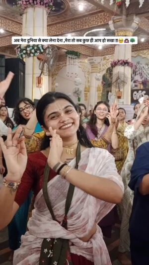 Aarti Chauhan Instagram - जब कृष्ण जैसा सखा साथ हो मेरे माधव मेरे गोविंद साथ हो तो किस बात का डर है ना सखा ?🥹🦚🙇🏻♀️🫂🤍🧿
#bhaktipathbyjiya🙏🏻