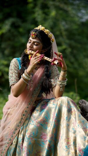 Aarti Chauhan Instagram - राधा गोरी गोरी!!🥹🙇🏻♀️🦚
Makeup :- @sidvaja_hair 🙏
#indreshupadhyayji #bhaktipathbyjiya🙏🏻