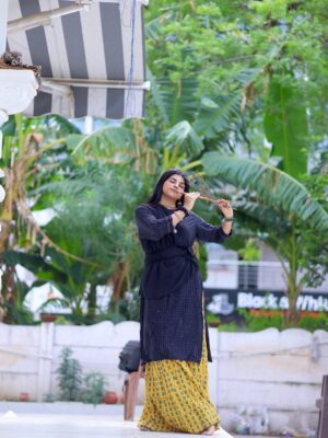 Aarti Chauhan Instagram - सादगी में ही सुंदरता🌸🧿
#bhaktipathbyjiya🙏🏻
Capture 🎥🌸 @hkstudiorajkot