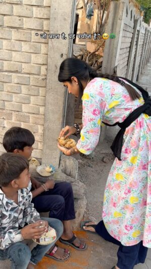 Aarti Chauhan Instagram - श्री राधे ।।🥹🦚🙏
कल हमारे इन सभी बच्चों ने सात्विक पानीपुरी जी भर के खाई, कल तो इतना आनंद आया की में क्या ही बताऊ आप लोगो को, इतनी सारी बाते की इन बच्चों से , इनके सपनों के बारे में इनके माता पिता के बारे में, यहाँ पर बहुत बच्चे ऐसे भी थे जिसके माता पिता नहीं थे वो अकेले यहाँ पर रहते है और किसी भी तरह खाना ढूँढके खाते है और में हर महीने इन बच्चों से मिलने जाती हूँ बहुत ख़ुशी होती है की भगवान ने मुझे जितना दिया है और जितना दे रहे है उसमेसे में इन बच्चों का पेट भर सकू आप लोग भी अपने आजूबाज़ू में रहने वाले ऐसे बच्चों को भूखा ना रहने दे और पशु पक्षी को भी दाना अवश्य खिलाइए सबसे बड़ा दान है अन्न दान का आप अन्न दान करेंगे तो आपके घरमे कभी अन्न की कमी नहीं रहेगी ये वीडियो ज़्यादा से ज़्यादा शेयर कीजिए ताकि हमारे दुनिया के ऐसे कहीं बच्चे है जो भूखा ना सोए मेरे पास इतना भी ज़्यादा नहीं है की में पुरी दुनिया के बच्चों का पेट भर सकू पर एक दिन ये भी अवश्य भगवान लायेगे की में दुनिया के हर एक ऐसे बच्चों का पेट भरूँगी मुझे मेरे श्री राधेकृष्ण पर विश्वास है…!!🥹🙏🦚🌸
#bhaktipathbyjiya🙏🏻 #Jd_foundation🦚