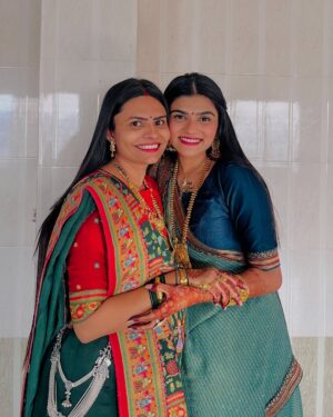 Aarti Chauhan Instagram - मेरे जीवन के दो ऐसे पात्र जिसके बिन मेरा जीवन व्यर्थ , बात गहेरी है पर समजना जरूरी है …!!!🌸🦚🧿
@dr_kugashiya_99
@indudangar_9
#mother #bigsister #bhaktipathbyjiya🙏🏻 #jiyadhrumilyadav🧡 #spiritual #motivation