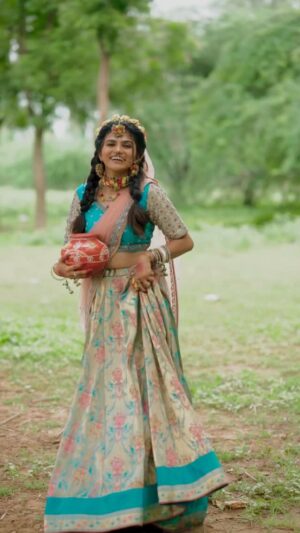 Aarti Chauhan Instagram - “तेरे नाम की ही सांसें हैं, कान्हा… अब चाहूँ भी तो खुद से अलग कैसे करूँ?”🥹🙇🏻♀️🦚
Makeup: @sidvaja_hair
Outfit: @sparkle_designer_studio
Photography: @manish_chauhan_photography
#bhaktipathbyjiya🙏 #instagram #radha #radhalookmakeup #monalikasaloon #spiritual #reels #radheradhe #explore #sprituality #motivation #photography #vrindavan #radharani #radhakrishn #bookmakeuporder