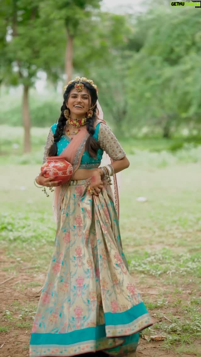 Aarti Chauhan - 3.6K Likes - “तेरे नाम की ही सांसें हैं, कान्हा… अब चाहूँ भी तो खुद से अलग कैसे करूँ?”🥹🙇🏻‍♀️🦚 
 

Makeup: @sidvaja_hair 
Outfit: @sparkle_designer_studio 
Photography: @manish_chauhan_photography 

#bhaktipathbyjiya🙏 #instagram #radha #radhalookmakeup #monalikasaloon #spiritual #reels #radheradhe #explore #sprituality #motivation #photography #vrindavan #radharani #radhakrishn #bookmakeuporder