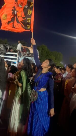 Aarti Chauhan Instagram - याद रखना जिसके पीछे कृष्ण होता है उसका कोई कुछ नहीं बिगाड़ सकता!!🙌🦚🧡
Ye hai sanatan dharm 🙌🧡🦚
#bhaktipathbyjiya🙏🏻 #spiritual #motivation #jagnnath #iskontemplerajkot #iskon #merovrindavan #jagnnathpuri #puriodisa #sakhakrishn #ourrajkot
First voice of @jiya_dangar 🧿🦚