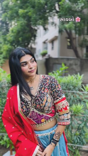 Aarti Chauhan Instagram - इस बार आप किसके साथ नवरात्रि खेलने जाने वाले हो ? ( Mention Him/Her ) 🤌🏻🦚🧿
#navratri2025 #bhaktipathbyjiya🙏🏻