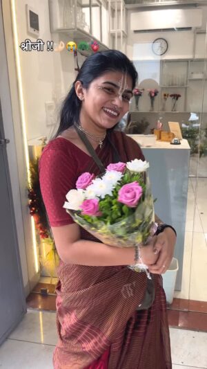 Aarti Chauhan Instagram - श्रीजी आप इस जन्म में ना मिली तो हम भटकते रह जाएँगे 🤌🏻😭🙇🏻♀️🦚 , आप कब मिलेगी हमारी किशोरी जू कब मिलेगी?😭😭 इस दुनिया के इंसान कोई हमारे नहीं है ये सुख दुख कुछ भी नहीं है आपके शरण में जगह देदो किशोरी जू 🤌🏻🥹🙇🏻♀️ क्यूंकि यहाँ हम सचे हो फिर भी लोग किरदार पर इल्ज़ाम लगाने में बदनाम करने में लगे है पर आप तो सब जानती है ना मेरी राधा रानी आप को सब पता है आप मुझे मोक्ष देदो इस दुनिया से मुझे आपकी शरण में लेलो श्रीजी 🙇🏻♀️😭🙏 आप ही है जो मुझे समजती है यह दुनिया में कोई हमारा नहीं है श्रीजी आप कब मिलेगी मुझे मुझे इंतज़ार रहेगा 🙇🏻♀️😭🫀🦚
@chitralekhaji 🙇🏻♀️🦚
#bhaktipathbyjiya🙏🏻