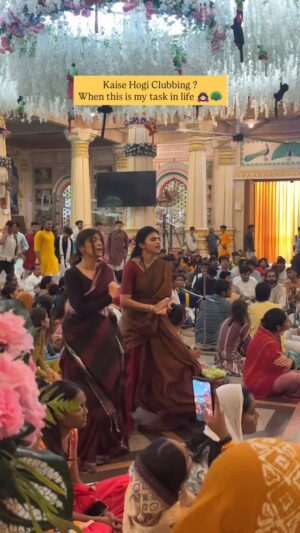 Aarti Chauhan Instagram - श्री राधे मम सर्वं !! 🥹🙇🏻♀️🦚🤌🏻🫀🧿
#bhaktipathbyjiya🙏🏻 #vrindavan