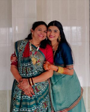 Aarti Chauhan Instagram - मेरे जीवन के दो ऐसे पात्र जिसके बिन मेरा जीवन व्यर्थ , बात गहेरी है पर समजना जरूरी है …!!!🌸🦚🧿
@dr_kugashiya_99
@indudangar_9
#mother #bigsister #bhaktipathbyjiya🙏🏻 #jiyadhrumilyadav🧡 #spiritual #motivation