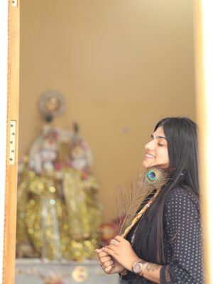 Aarti Chauhan Instagram - सादगी में ही सुंदरता🌸🧿
#bhaktipathbyjiya🙏🏻
Capture 🎥🌸 @hkstudiorajkot