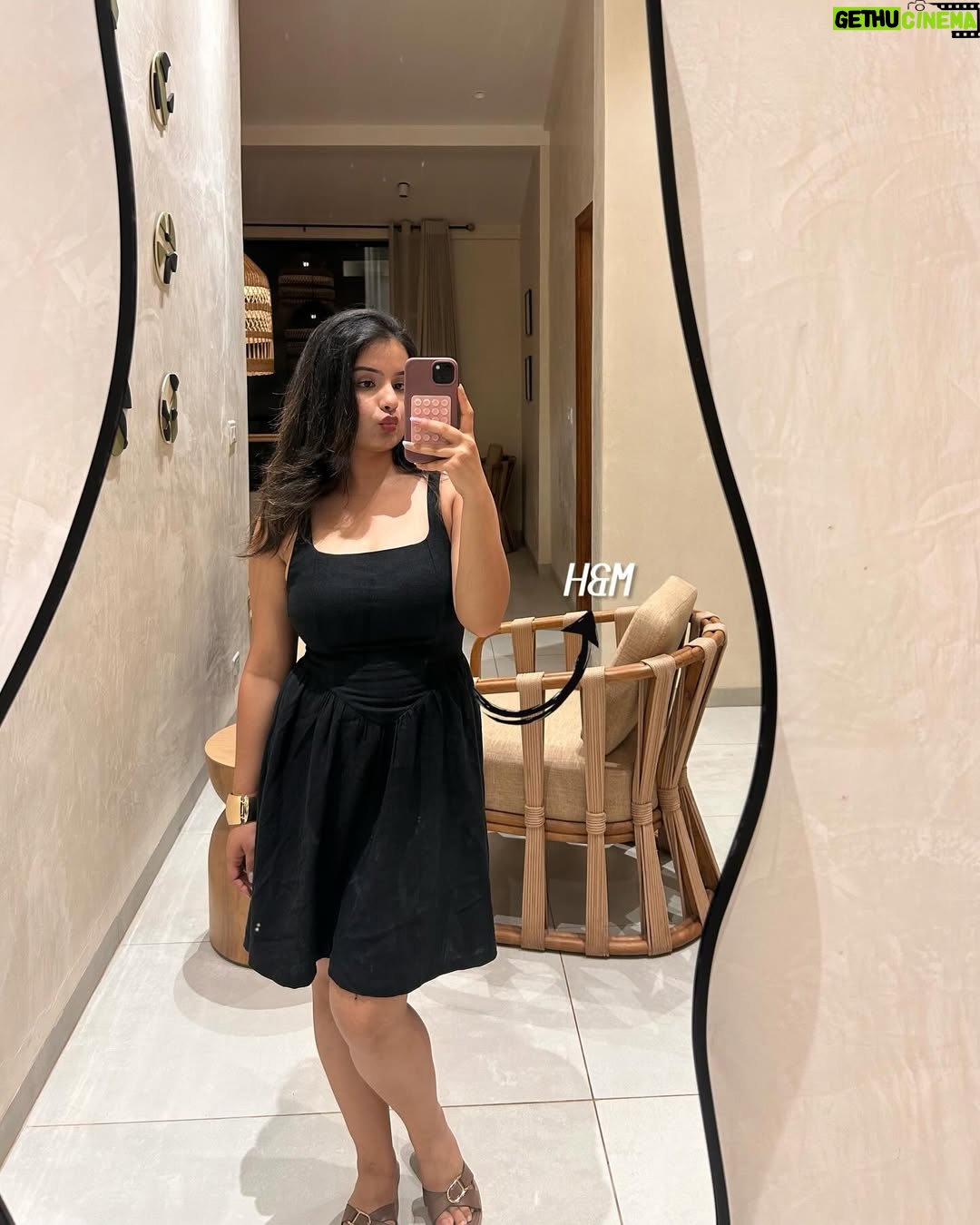 Aarushi Abrol - 1.1K Likes - Recent Outfits & their Details 🍒
Comment or share this post w me for links ✨ 

#explore #ootd #outfits #whatiwore #mirrorselfies #outfitinspo #outfitideas #recentoutfits #fashion #summerfashion #fashionideas #styling #styleblogger #spring #inspo #potd #fyp
