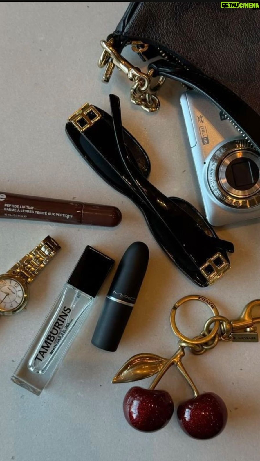 Aarushi Abrol - 3.1K Likes - I think I'm the last person to share 🥲
Comment for product links 🔗 

#explore #sale #recommendations #beauty #makeupreview #nykaasale #trending #reelsvideo #explorepage #beautyproducts #bestofbeauty
