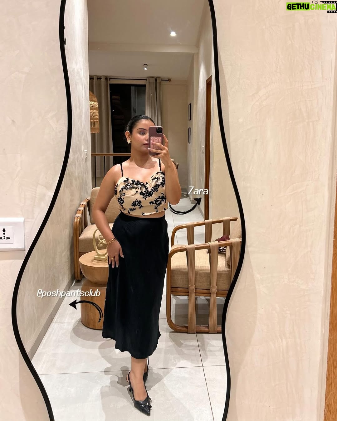 Aarushi Abrol - 1.1K Likes - Recent Outfits & their Details 🍒
Comment or share this post w me for links ✨ 

#explore #ootd #outfits #whatiwore #mirrorselfies #outfitinspo #outfitideas #recentoutfits #fashion #summerfashion #fashionideas #styling #styleblogger #spring #inspo #potd #fyp