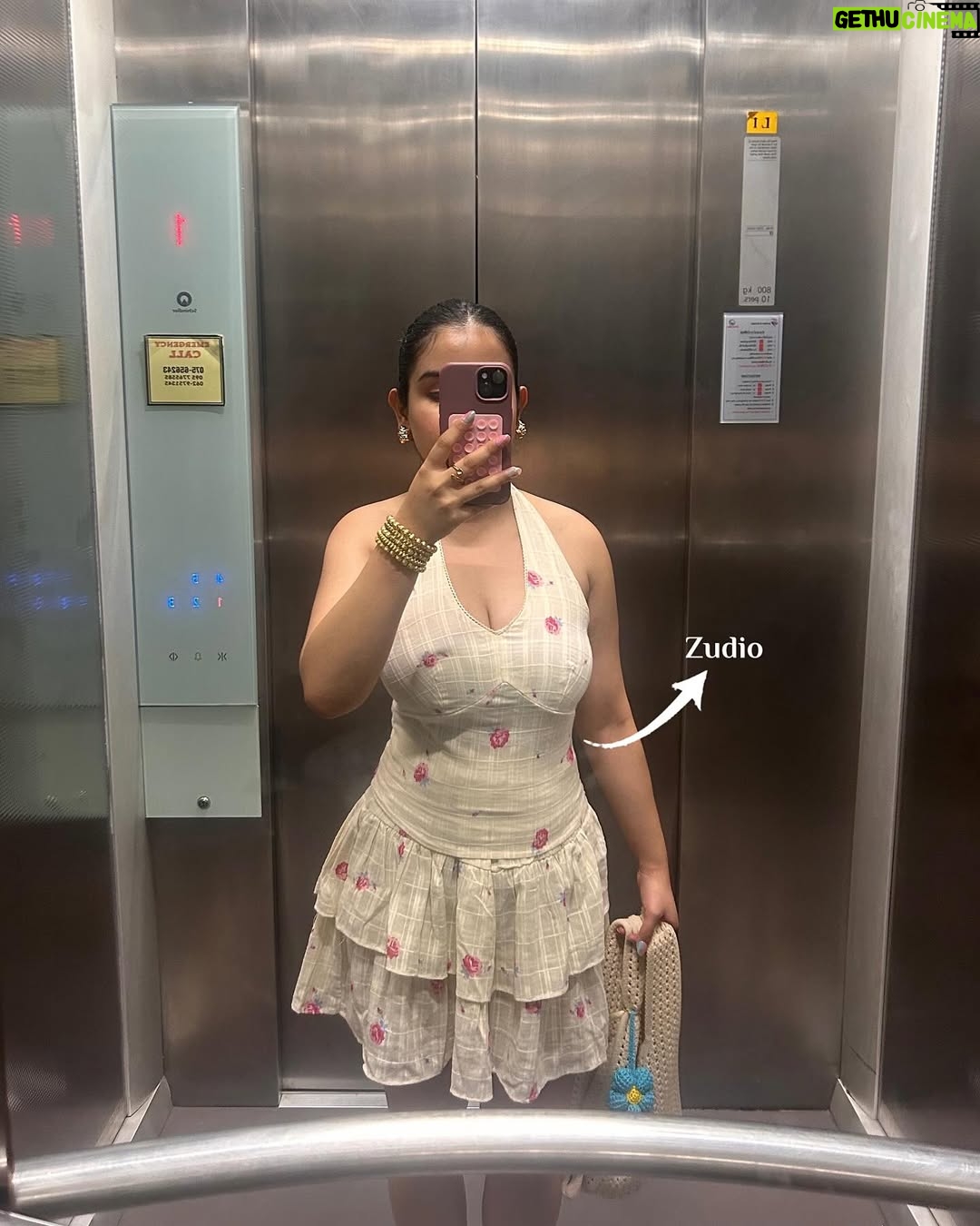 Aarushi Abrol - 1.1K Likes - Recent Outfits & their Details 🍒
Comment or share this post w me for links ✨ 

#explore #ootd #outfits #whatiwore #mirrorselfies #outfitinspo #outfitideas #recentoutfits #fashion #summerfashion #fashionideas #styling #styleblogger #spring #inspo #potd #fyp