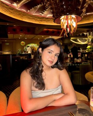 Aarushi Abrol Instagram - How would you like to pay? Me:
📍 @waikiki.mumbai
#explore #potd #facecard #inspo #datenight #fyp #trending #mumbai #explorepage #ootd #cafehopping #dinnerinspo #aesthetics