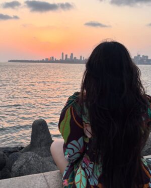 Aarushi Mehta Instagram - I totally had my IKTARA moment at Marine Drive 🌊🌤️❤️

.
.
.
#newpost #viral #discover #trending #mumbai #marinedrivemumbai #marinedrive #fyp #foryoupage #sea #seaside