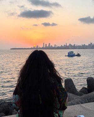 Aarushi Mehta Instagram - I totally had my IKTARA moment at Marine Drive 🌊🌤️❤️

.
.
.
#newpost #viral #discover #trending #mumbai #marinedrivemumbai #marinedrive #fyp #foryoupage #sea #seaside