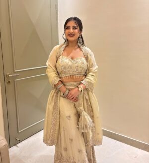 Aarushi Mehta Instagram - Bano ki saheli✨🥰🌺

.
.
.
#newpost #viral #discover #trending #fyp #foryoupage #instagram #wedding #engagement #ootd #outfits #indianoutfit #indianoutfitinspo #outfitinspo #fitcheck #weddingoutfits