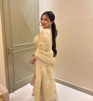Aarushi Mehta Instagram - Bano ki saheli✨🥰🌺

.
.
.
#newpost #viral #discover #trending #fyp #foryoupage #instagram #wedding #engagement #ootd #outfits #indianoutfit #indianoutfitinspo #outfitinspo #fitcheck #weddingoutfits