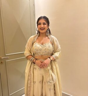 Aarushi Mehta Instagram - Bano ki saheli✨🥰🌺

.
.
.
#newpost #viral #discover #trending #fyp #foryoupage #instagram #wedding #engagement #ootd #outfits #indianoutfit #indianoutfitinspo #outfitinspo #fitcheck #weddingoutfits