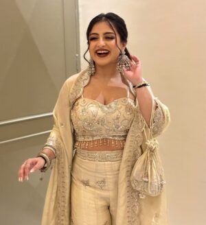Aarushi Mehta Instagram - Bano ki saheli✨🥰🌺

.
.
.
#newpost #viral #discover #trending #fyp #foryoupage #instagram #wedding #engagement #ootd #outfits #indianoutfit #indianoutfitinspo #outfitinspo #fitcheck #weddingoutfits