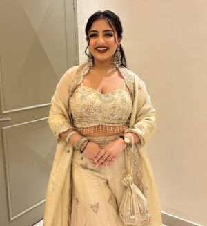Aarushi Mehta Instagram - Bano ki saheli✨🥰🌺

.
.
.
#newpost #viral #discover #trending #fyp #foryoupage #instagram #wedding #engagement #ootd #outfits #indianoutfit #indianoutfitinspo #outfitinspo #fitcheck #weddingoutfits