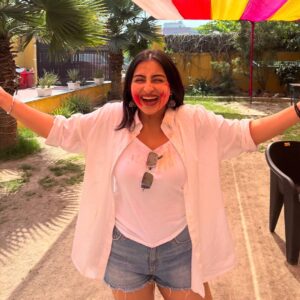 Aarushi Mehta Instagram - Had my “Balam Pichkari” moment🩷🩵🧡💜💛💚💙❤️

.
.
.
#newpost #fyp #foryoupage #holi