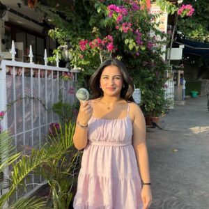 Aarushi Mehta Instagram - Me and my mini fan against the world💕🌸

.
.
.
#newpost #mumbai #discover #trendy #dress #dresses #ootd #outfits #outfittoday #outﬁtinspo #pink #summerdresses
