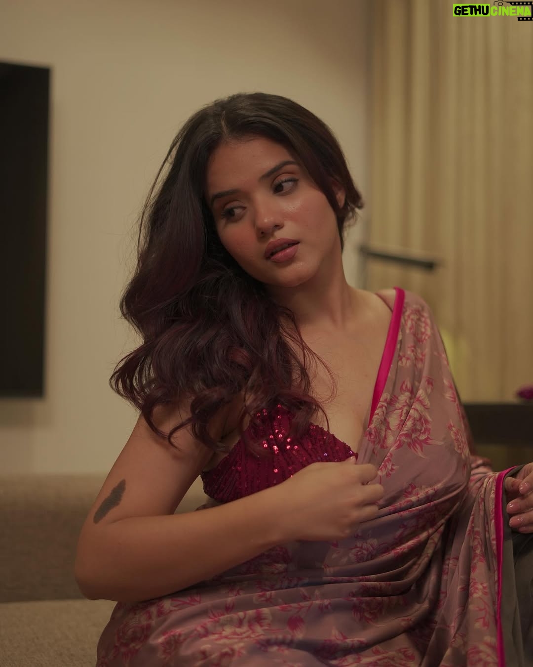 Aashi Sahni - 152.2K Likes - वो कभी जब ज़ुल्फ़ बिखेरे तो बिखरी ना समझना
अगर जो माथे पे आ जाए तो बेफिक्रि ना समझना

✍🏻 @zakirkhan_208 

wearing - @kalkifashion 
.
.
.
.
#explore #foryou #fyp #saree #red #redsaree #sareelove #sareefashion #sareeindia #indian #ethnic #ethnicwear