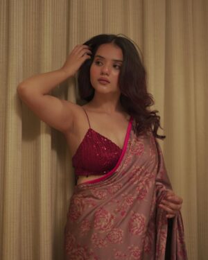 Aashi Sahni Instagram - वो कभी जब ज़ुल्फ़ बिखेरे तो बिखरी ना समझना
अगर जो माथे पे आ जाए तो बेफिक्रि ना समझना

✍🏻 @zakirkhan_208 

wearing - @kalkifashion 
.
.
.
.
#explore #foryou #fyp #saree #red #redsaree #sareelove #sareefashion #sareeindia #indian #ethnic #ethnicwear