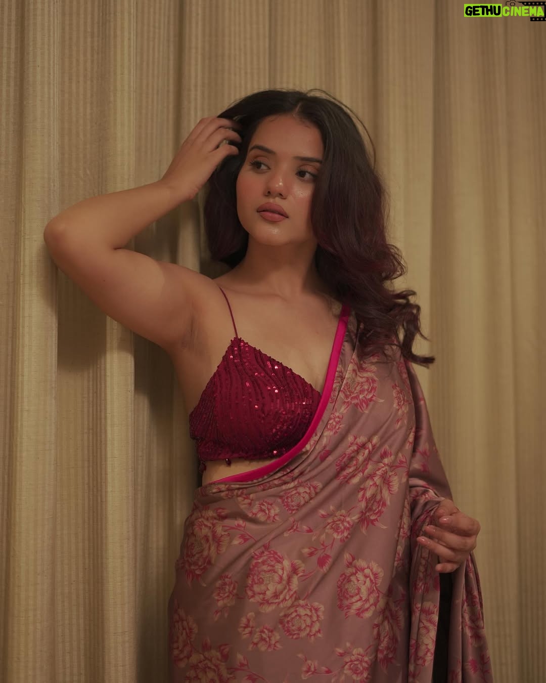 Aashi Sahni - 152.2K Likes - वो कभी जब ज़ुल्फ़ बिखेरे तो बिखरी ना समझना
अगर जो माथे पे आ जाए तो बेफिक्रि ना समझना

✍🏻 @zakirkhan_208 

wearing - @kalkifashion 
.
.
.
.
#explore #foryou #fyp #saree #red #redsaree #sareelove #sareefashion #sareeindia #indian #ethnic #ethnicwear