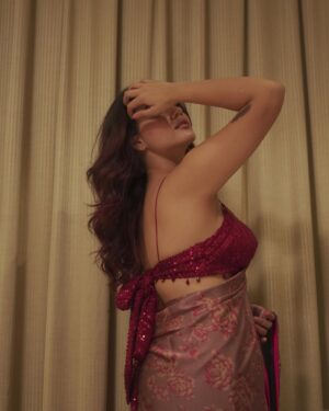 Aashi Sahni Instagram - वो कभी जब ज़ुल्फ़ बिखेरे तो बिखरी ना समझना
अगर जो माथे पे आ जाए तो बेफिक्रि ना समझना

✍🏻 @zakirkhan_208 

wearing - @kalkifashion 
.
.
.
.
#explore #foryou #fyp #saree #red #redsaree #sareelove #sareefashion #sareeindia #indian #ethnic #ethnicwear