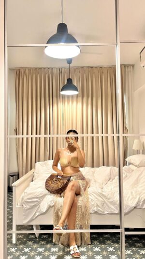 Aayushi Sharma Instagram - She glows, even indoors💫
Comment "body oil" to get the link ✨

#vaselinebodyoil #bodyglowoil