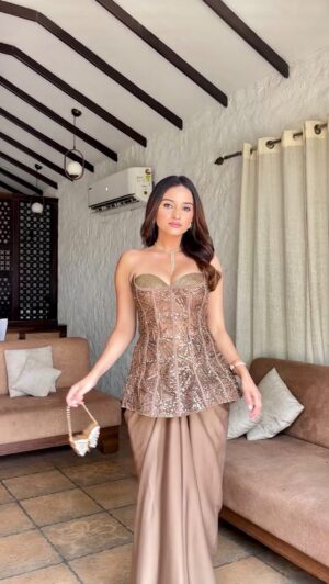 Aayushi Sharma Instagram - mere wargi kudi nahi labhni 🤷🏻‍♀️ 

Outfit @labelasthachhabra 🥂

#trending #cocktailoutfit #weddinginspo #explorepage